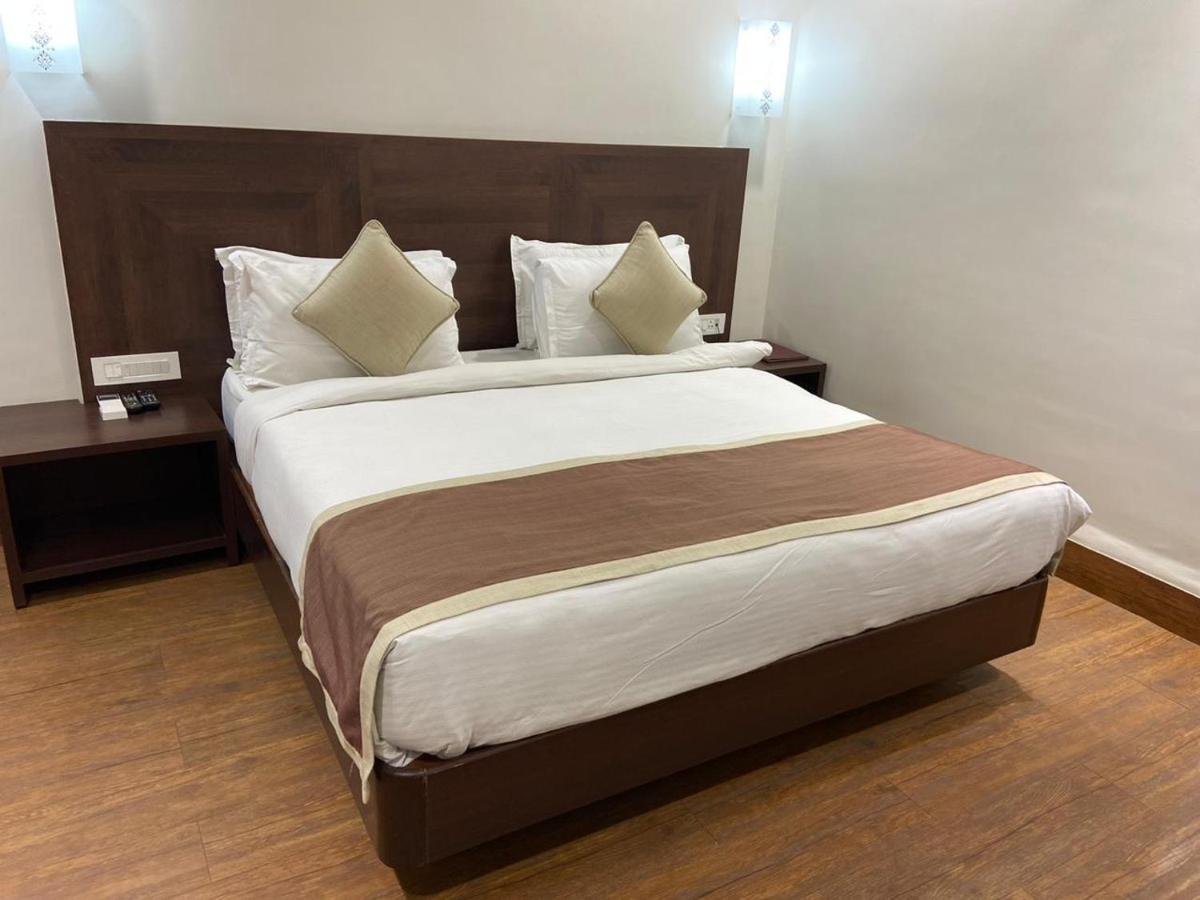 Chryso Hotels Pvt Ltd Ankleshwar Dış mekan fotoğraf