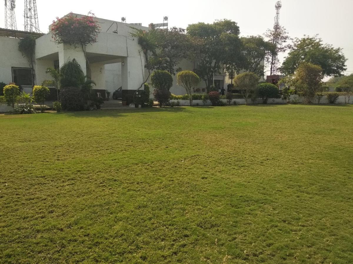 Chryso Hotels Pvt Ltd Ankleshwar Dış mekan fotoğraf