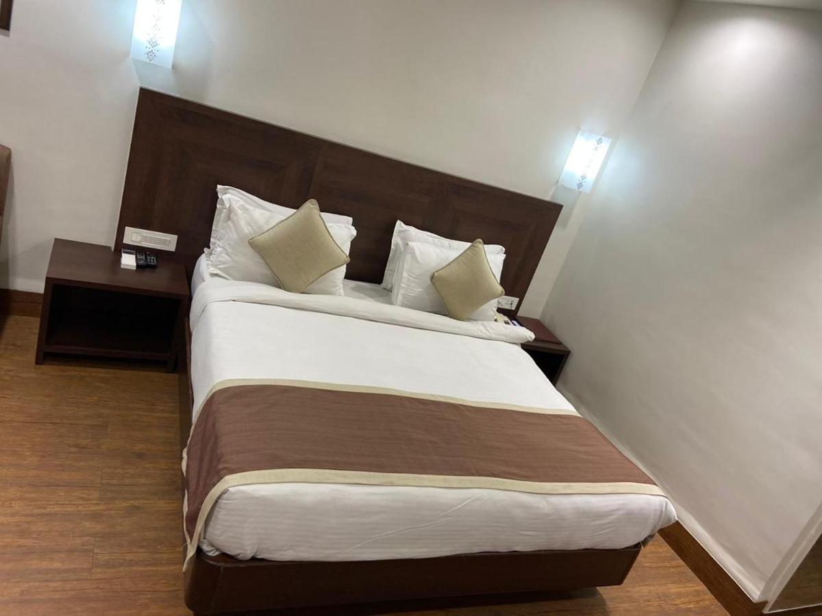 Chryso Hotels Pvt Ltd Ankleshwar Dış mekan fotoğraf