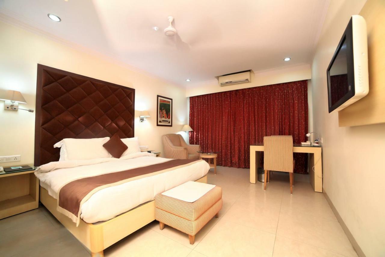 Chryso Hotels Pvt Ltd Ankleshwar Dış mekan fotoğraf